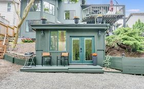 Beautiful Place With A Great Location, Free Parking, Wifi & Large Tv.